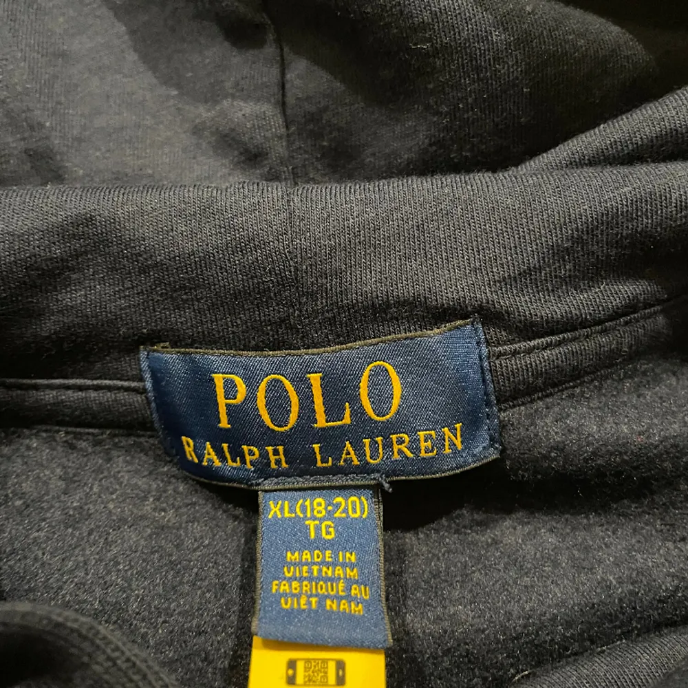  Säljer nu min Polo Ralph Lauren tröja eftersom att den är för stor för mig, har aldrig använt den utan jag har bara testat den. Jag gjorde misstaget att dra bort lapparna så nu kan jag inte lämna tillbaka den.Säljer för 700kr men pris kan diskuteras. Hoodies.