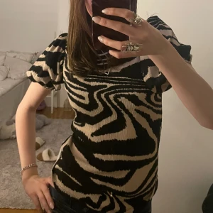 Blus - En zebra mönstrad blus oanvänd pris lappen är kvar. Köpt för 250 kr 💗