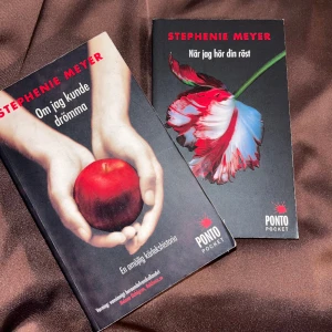 Twilight - Första och andra delen av twilight skriven på Svenska. Sidorna är fina och fräscha, jag köpte dom nya. 1 för 25 eller båda för 40kr 💗