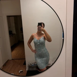 Sommarklänning - Blommig klänning som är oanvänd 