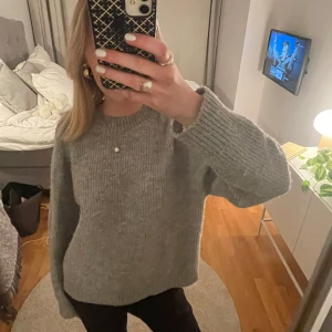 Grå stickad tröja - Jättefin och mysig stickad tröja 🥰köpt för 200 säljer för 70! I fint skick! Storlek S nassar även M