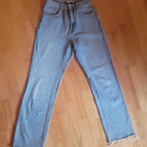 Jeans från NA-KD - Snygga ljusa jeans från NA-ED, mycket obetydligt använda. Lappen med storlek är tyvärr bortklippt men uppskattas som en S eller M. Total längd 102cm bredd i midjan 34 cm. 