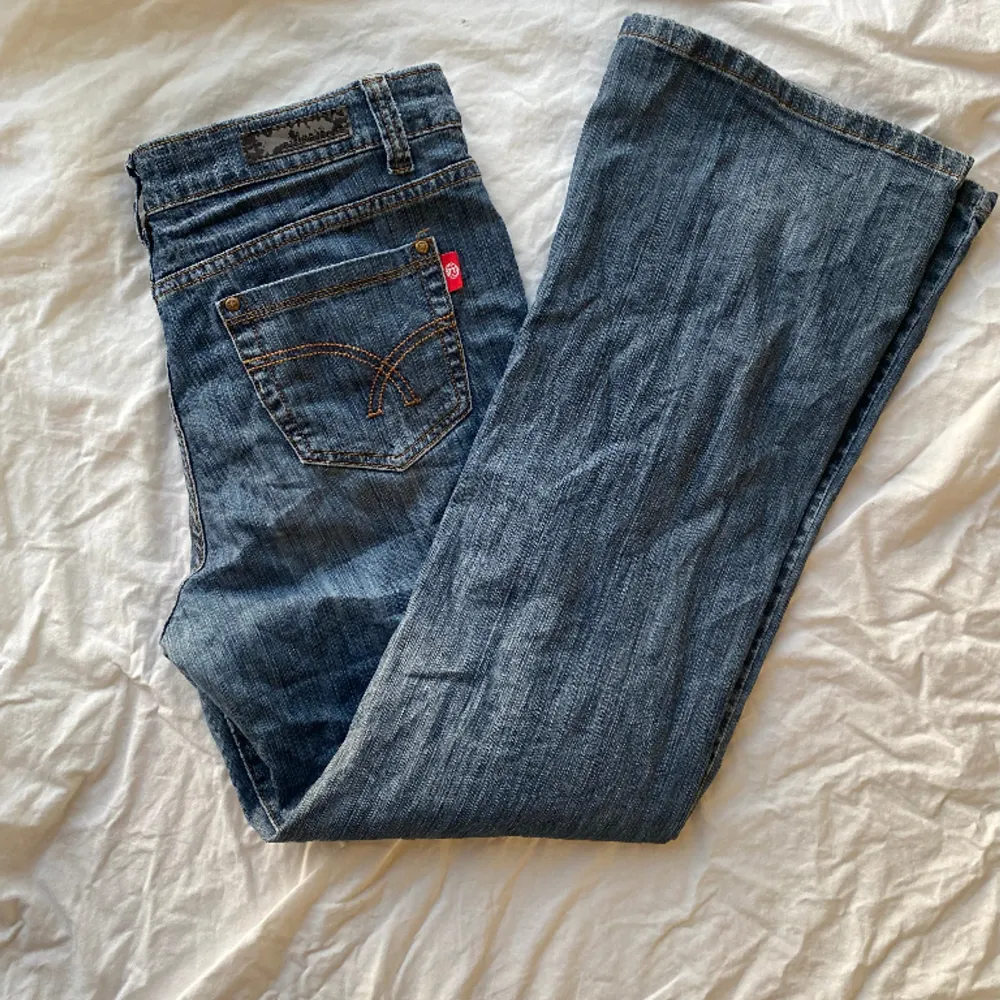 Supersnygga low/mid waist raka/vida jeans. Bara att skriva om du har några frågor eller vill ha fler bilder (kan tyvärr inte skicka med dem på)🌸🌟. Jeans & Byxor.