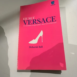 Versace bok - Äkta Versace bok Nypris runt 1000kr Säljer för 200kr Mötas upp i bromma
