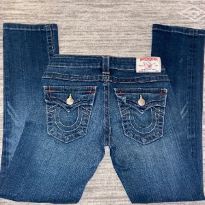 True religion jeans - Superfina true religion jeans i mörkblå färg! Köpta här på Plick men tyvärr blev de fel storlek för mig. De är i supersnygg bootcut/rak modell och låg midja. Storlek 24, passar xs/34💕 lånade bilder