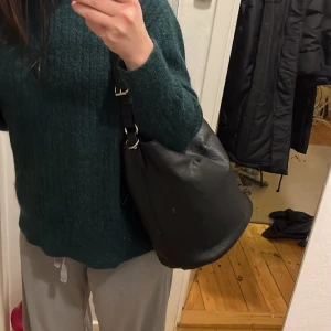 Åhlens väska - Jag säljer min väska från åhlens jätte fint och bra läder. Det finns lite repor som jag vidte i bilden.