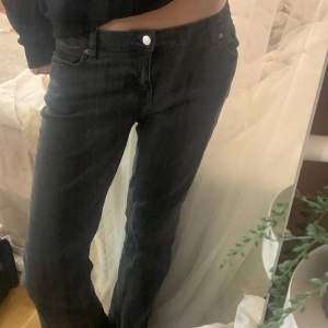 Snygga svarta mid waist jeans i bra skick💗är 175 och dom passar mig bra i längden🤗Tror de är storlek M 