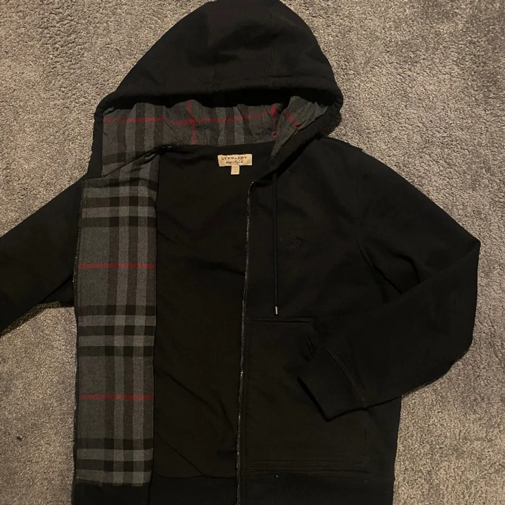 Säljer denna sjukt feta burberry zip hoodie (detta är den tjockare modellen) nypris ligger på 6k har orderbekråftelse osv storlek S sitter på gränsen till större nyskick på tröjan så en stabil 9/10 typ 9,5. Hoodies.