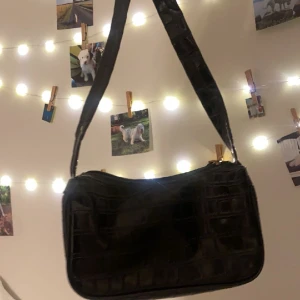 Handväska  - Säljer min svarta handväska💕Köpt för 200 mitt pris 30🩵Kontakta vid frågor