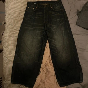 Weekday Astro Jeans - Weekday Astro Jeans  Marsh Blue färg Storlek 32W/30L (snäppet uppsydd i längden)  (Skriv privat om frågor eller ytterligare bilder)