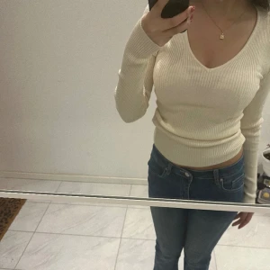 Vit/beige tröja  - Jätte skön vit tröja vid storlek Xs/S. Ligger i bra skick och har inte använts! 