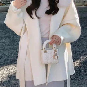 white fur coat - En vit oanvänd vinter/höstkappa med fake päls