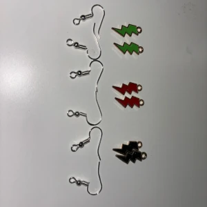 Blixt berlock som örhängen  - Dessa är örhängen som jag gör själv. Ni bestämmer själva vilken färger ni vill ha. Men det finns bara de färger som är med på bilderna. Dessa är aldrig använda. Skriv till mig om du undrar något. OBS! När du köper denna kommer du endast köpa ett par!