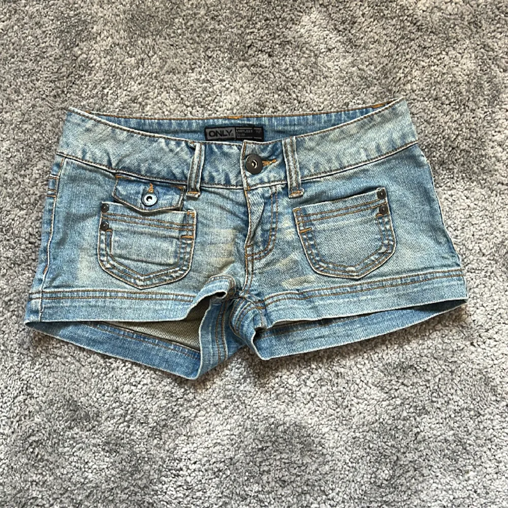 Ett par jättesnygga jeansshorts från only i nyskick. Först till kvarn, använd görna köp nu.Hör av er vid frågor⭐️ köparen står för frakt . Shorts.