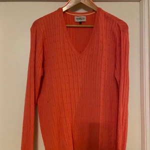 Tröja  - Stickad tröja, knappt använd passar i storlek L 