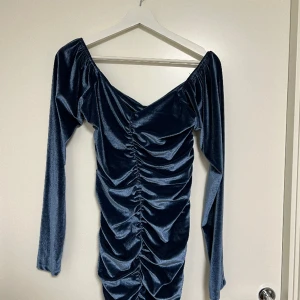 Klänning  - Använd 1 gång, kort sammets klänning, mer som en M