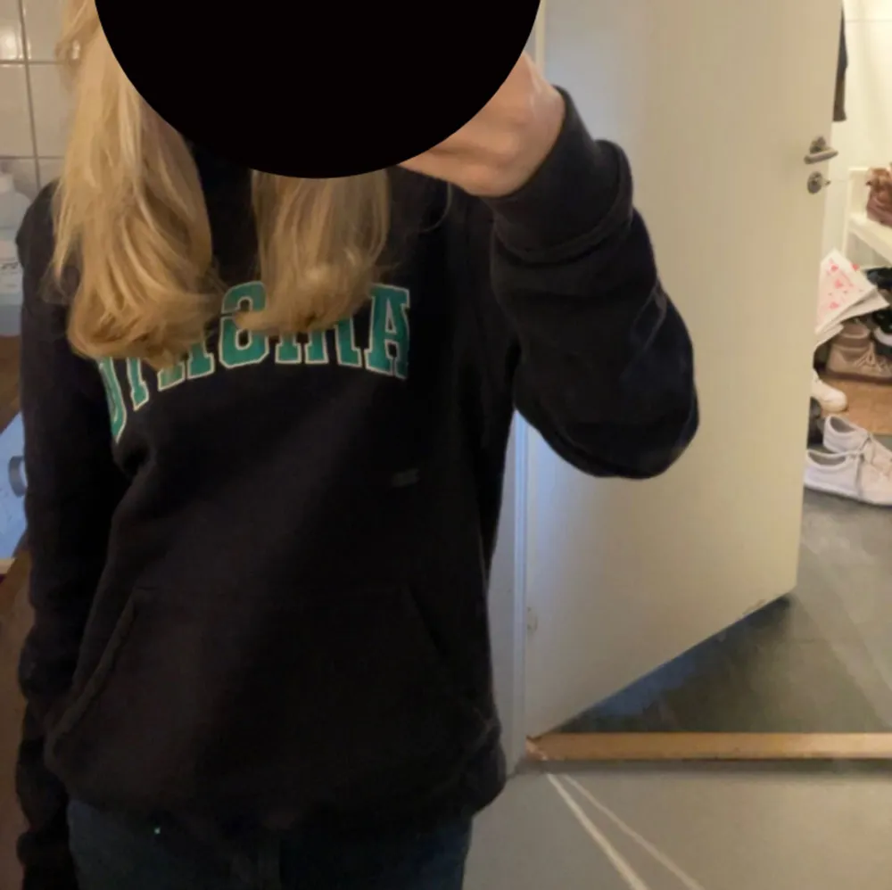 Säljer denna mörkblå arigato hoodie då jag tröttnat på den💕 helt okej skick inga skador men lite urtvättad💕 Herrmodellen men passar på alla (lånad första bild). Hoodies.