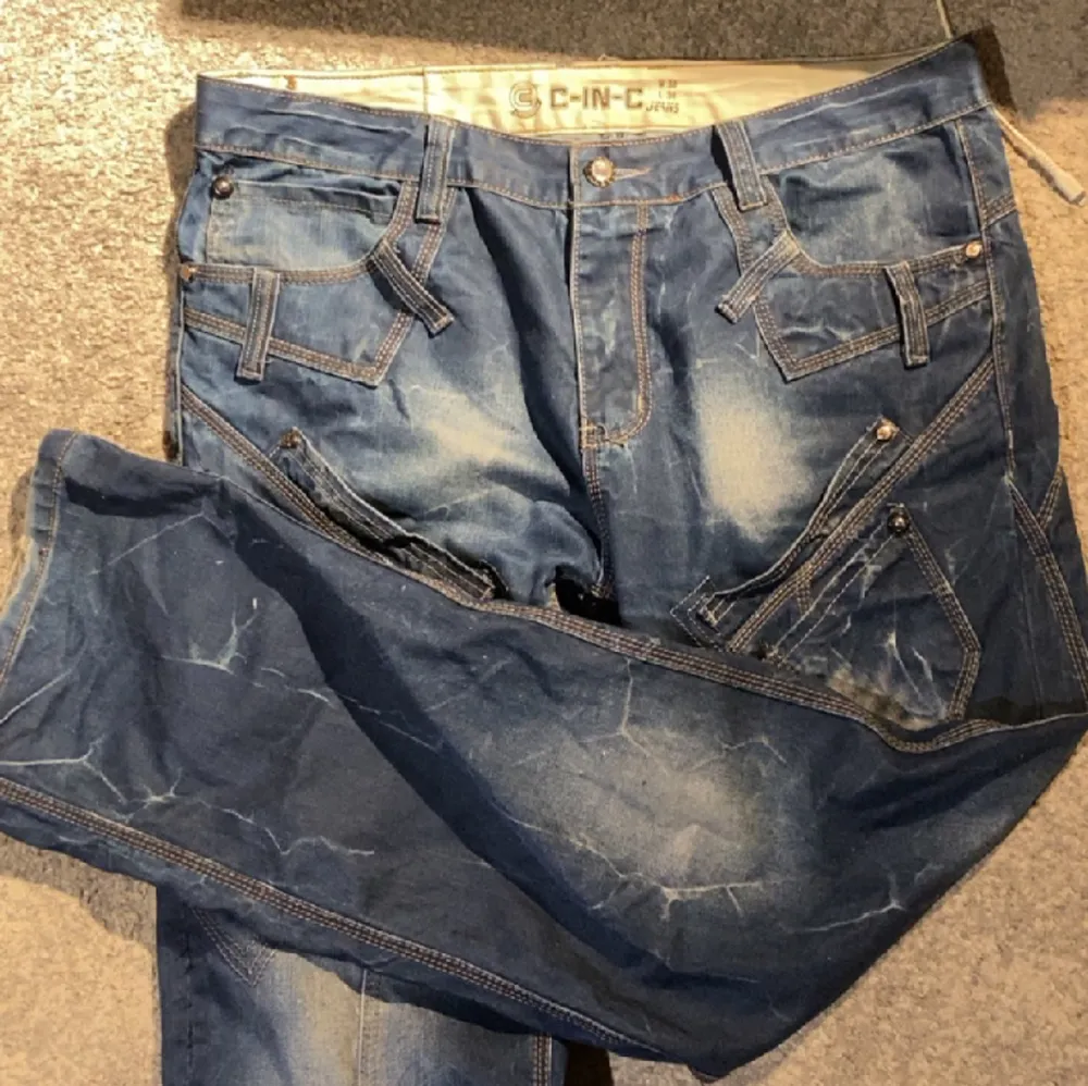 Feta baggy/bootcut jeans med coola detaljer. Jeans & Byxor.
