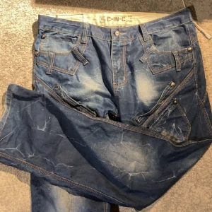 Baggy jeans - Feta baggy/bootcut jeans med coola detaljer