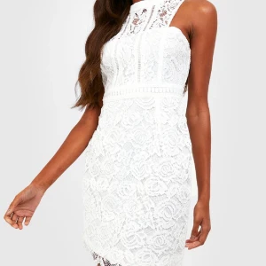 Vit blommig klänning - Jag säljer nu en jätte snygg klänning som tyvärr inte kom till användning. En perfekt student klänning helt enkelt. 