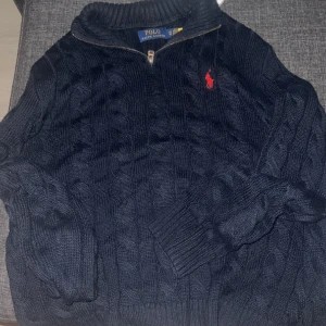 Long sleeve stickad Ralph lauren - Jätte snygg stickad tröja som jag använt 2 gånger. Bra skick. Storlek Xs, men deras storlekar är mycket större än andra märken. Jag är 173 och den är lite för stor för mig. Köpte för 1900 och säljer den för 990 (sänkte från 1400). Skickar samma dag.