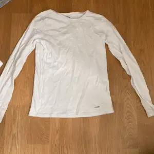 En vit långe armad tröja från lager 157 använd många gånger men inte längre därför säljer jag. Lite fläckar. I storlek 160