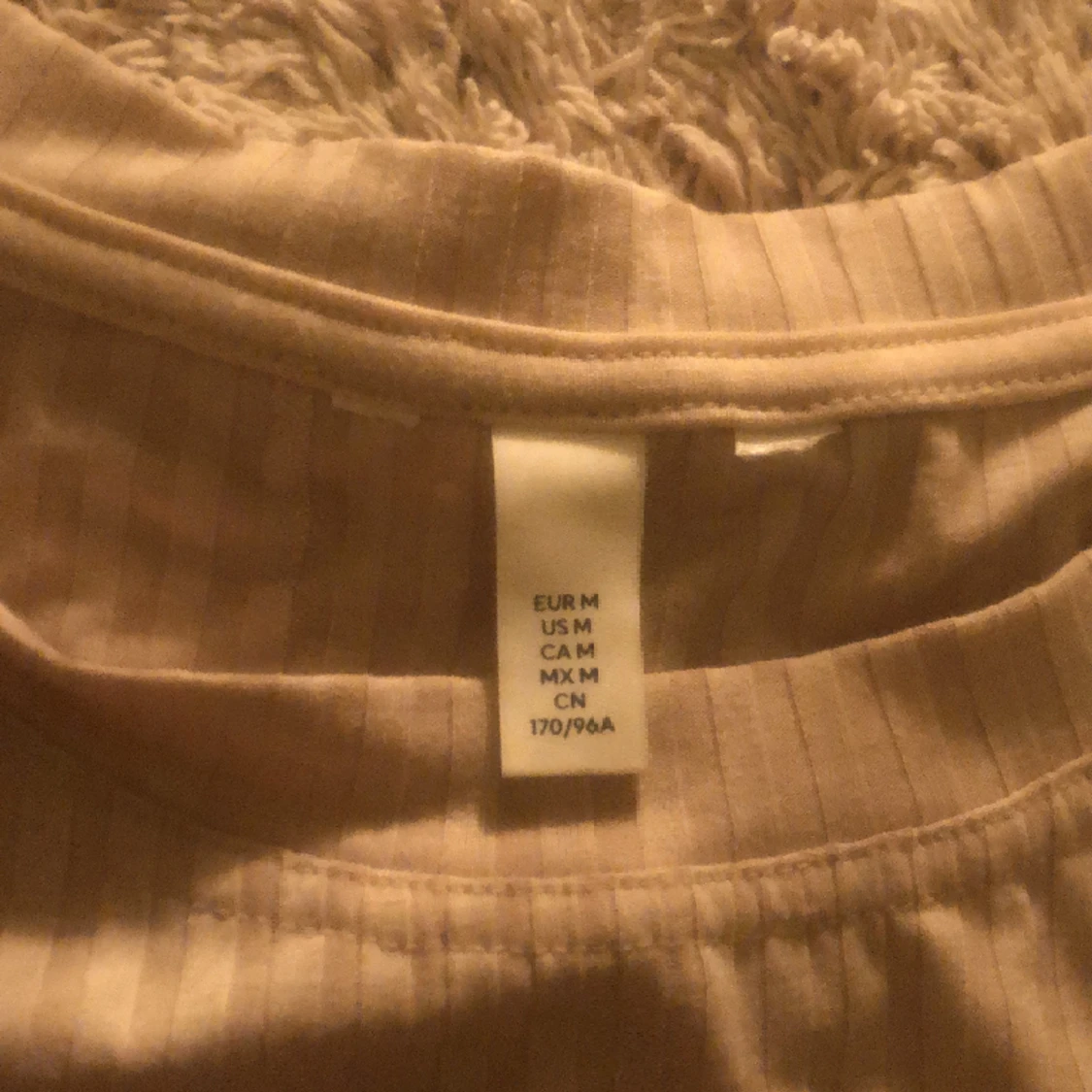 Beige T-shirt H&M randig struktur  - 91