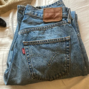 Levi’s Jeans - De är i ny skick, storlek ser jag inte men skulle säga M, tycker inte att dessa sitter bra därför säljer jag! Innerbenslängd är 80cm och midjemått 35 cm😊 Hör sv er med frågor eller för mer bilder!