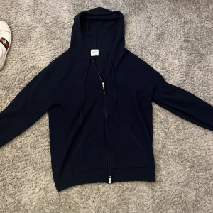Kashmir zip från john henric - Tja säljer nu min john henric kashmir zip i Storlek M då den är för stor på mig!. Nypris 2300 mitt pris 1400! Skick 9/10 som ny skriv för mer info!