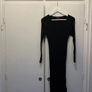 Ribbad klänning mango  - Stickad ribbad klänning från mango. Storlek M.