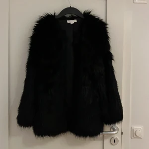 Trendig pälsjacka - En supersnygg pälsjacka från hm i stolek xs! Hör av dig om du har frågor, pris kan diskuteras vid snabb affär. Priset är ink frakt. 😊