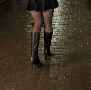 Knähöga svarta stövlar - Snygga skinn stövlar med gulddetaljer. Stövlarna har tecken på användning men är i bra skick. Skriv för fler bilder☺️