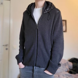 Cardigan - Riktigt fet cardigan som liknar moncler väldigt mycket! Inga skador, superfint skick! Storlek XL, jag är 185!