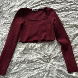 Zara to - Skit snygg tröja från zara😍där är en lagning vid ena armen som knappt syns, skriv för fler bilder, passar s-m