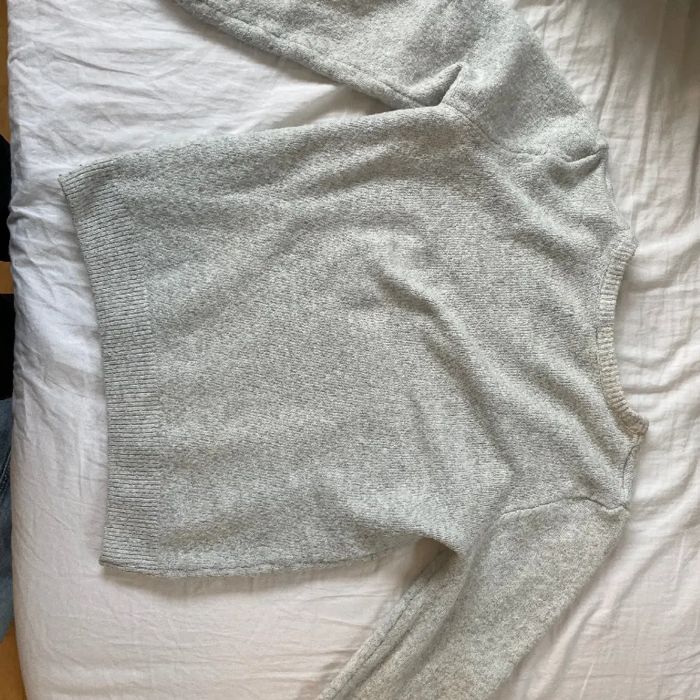 Jättefin stickad tröja som jag köpte för 450 kr! 💓Säljer för att den inte kommer att användas. Skriv om mer info eller flera bilder.. Hoodies.