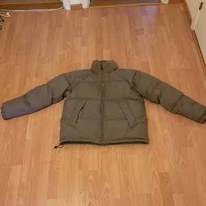 Yoke dunjacka - Mycket bra skick förutom det lagade hålet på höger arm därav priset.