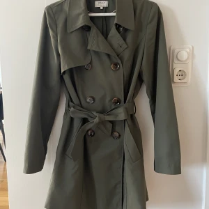 trenchcoat dam - Snygg trenchcoat i stl: S Kortare Modell. Endast provad.  Kommer inte till användning.  Nypris: 700