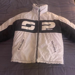 Southpole Jacka - Southpole Jacka, perfekt för vinter/höst eller skidåkning. Riktigt bra passform med funktioner som en gömd luva och flera fickor. Väldigt bra skick. Om fler bilder önskar är det bara att fråga. Skickas och paketeras väl.