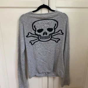 Kashmir kofta med dödskalle  - Kashmir kofta med dödskalle på ryggen, mycket bra skick endast använd ett fåtal gånger!💕 ingen storleksanvisning på tröjan men den passar S/M💖100% Kashmir!