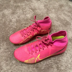 Fotbollsskor - Nike air zoom mercurial superfly 9 academy mg lumionous. Säljer pga att jag har för breda fötter för just Nikes fotbollsskor. Använda ett antal gånger villket är synligt då de finns svarta märken lite här och var. Jätte fina skor, har även låda kvar.