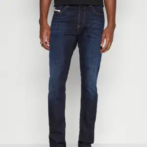 Säljer min killes diesel jeans som dessvärre inte passar honom längre.  De kallas ”Buster regular slim-tapered. Nypris ca 1500kr Kontakta mig privat för fler bilder!