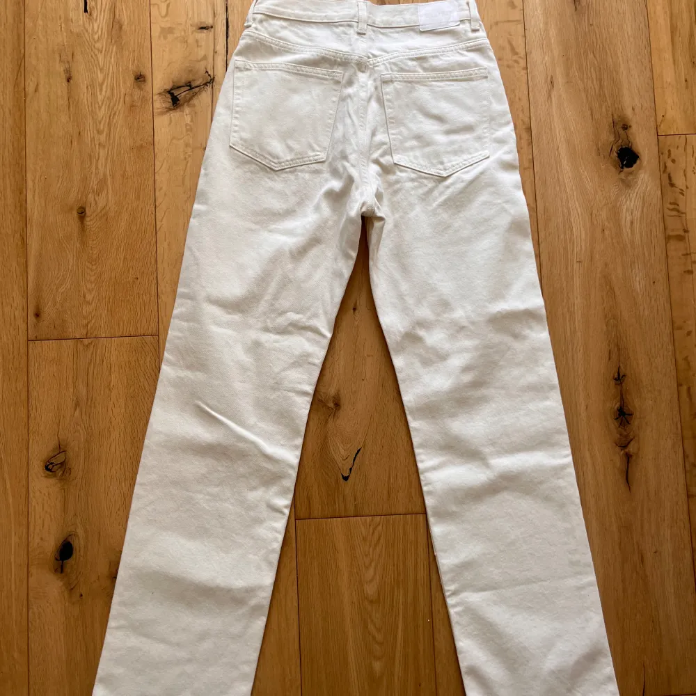Vita jeans från weekday, modellen twin! Storlek 27💕 Aldrig använda!. Jeans & Byxor.