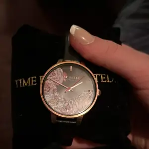 Säljer min jättefina Ted baker klocka som aldrig kommer till användning 💗 köpt för 1300 kr/ 125 euro men säljer för 600 💗