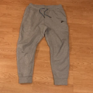 Tech fleece byxor  - Helt nya använda Max 1-2 gånger 