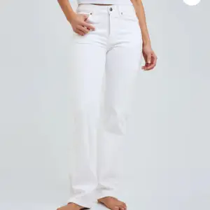 Super fina mid waist vita jeans från bikbok, storlek W29L32 (ganska små i storlek).  Nyskick med lapparna kvar🤍🤍 Nypris: 699kr