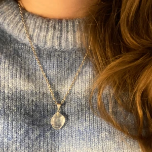 kristall halsband - fint kristall halsband, tror stenen är en bergskristall 🤍