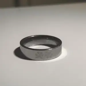 En ring med tassar på för 15kr, aldrig använd