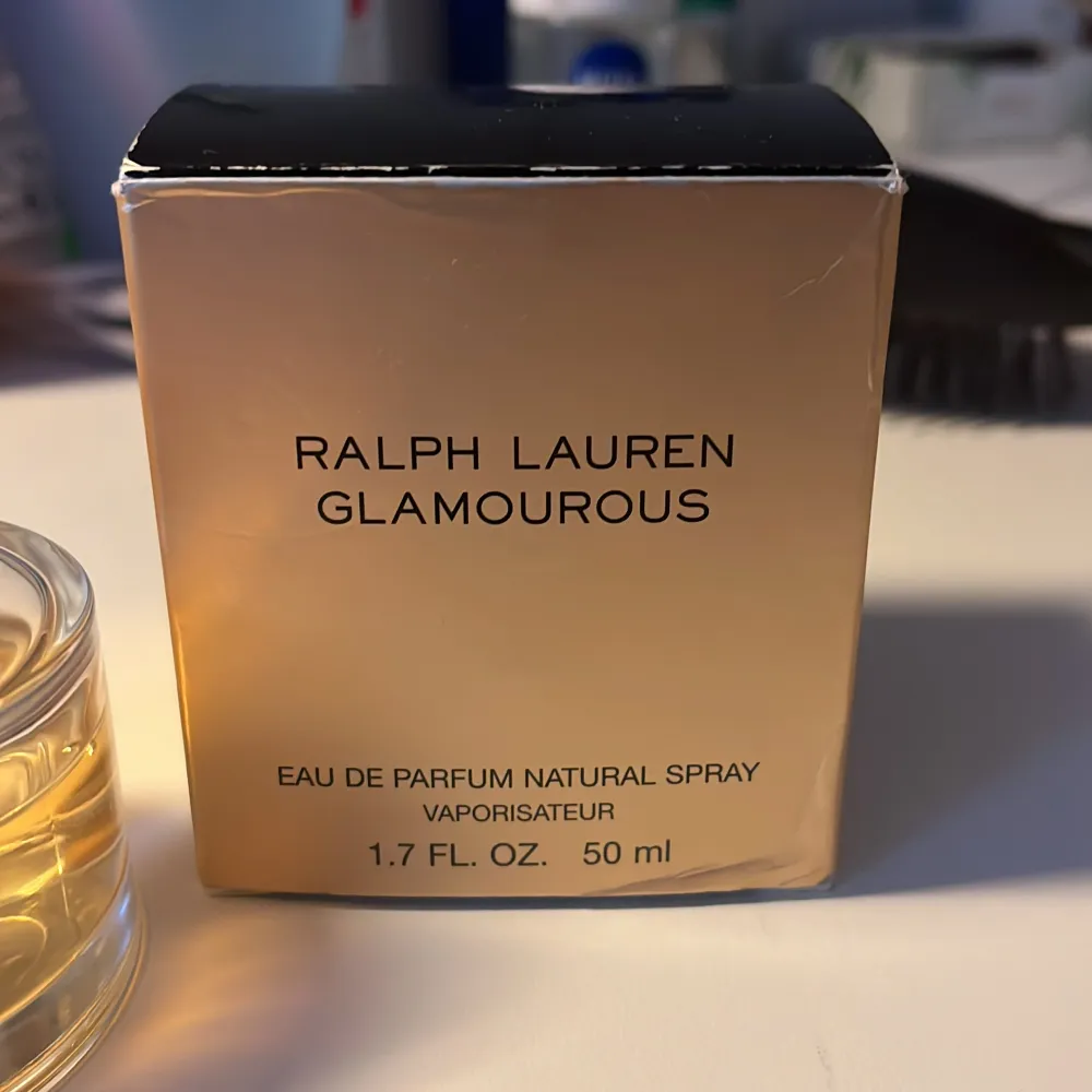 Ralph Lauren Glamorous Eau De Parfum 50ml men ungefär 6/7 kvar. Parfymen tillverkas inte längre och är svår att få tag på.. Övrigt.