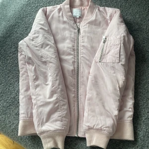 Ljusrosa bomberjacka - Ljusrosa bomberjackas som är lite mer rosa i verkligheten än på bilden! Den är nästintill aldrig använd! Köparen står för frakten!