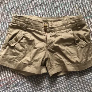 Ett par gröna shorts från Natura Dragkedjan är sönder men det är enkelt att fixa med en säkerhetsnål